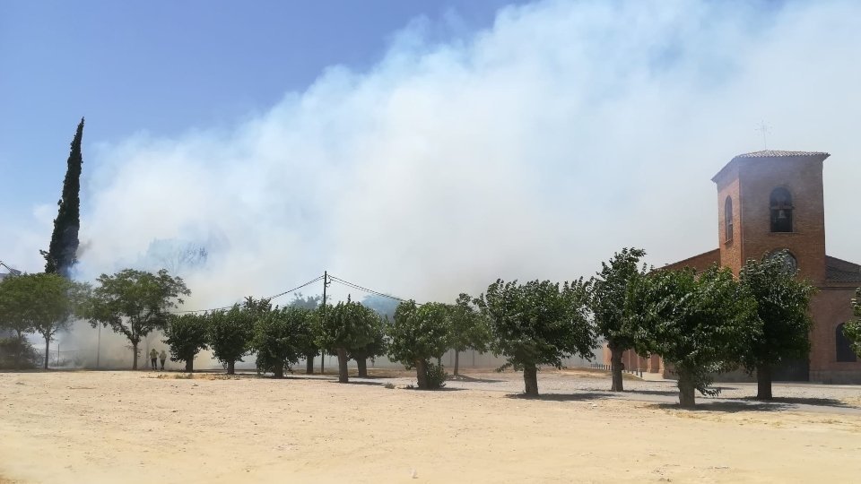 Incendi del diumenge 19 de juny a tocar de l'església de Montserrat a Lleida. Cedida.