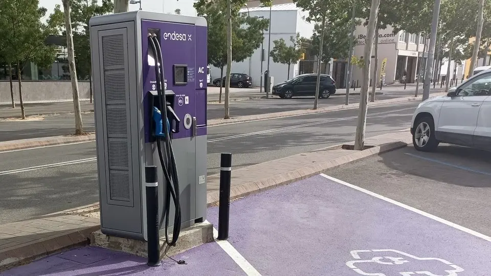 Estació de recàrrega situada a l'avinguda de Barcelona. Fotografia: Ajuntament de Tàrrega.