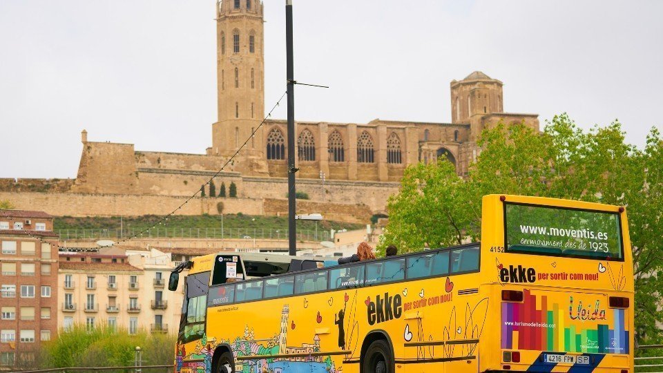 Arrenca la temporada d'estiu del Bus Turístic de Lleida, que uneix els turons de la Seu Vella i de Gardeny ©AjLleida