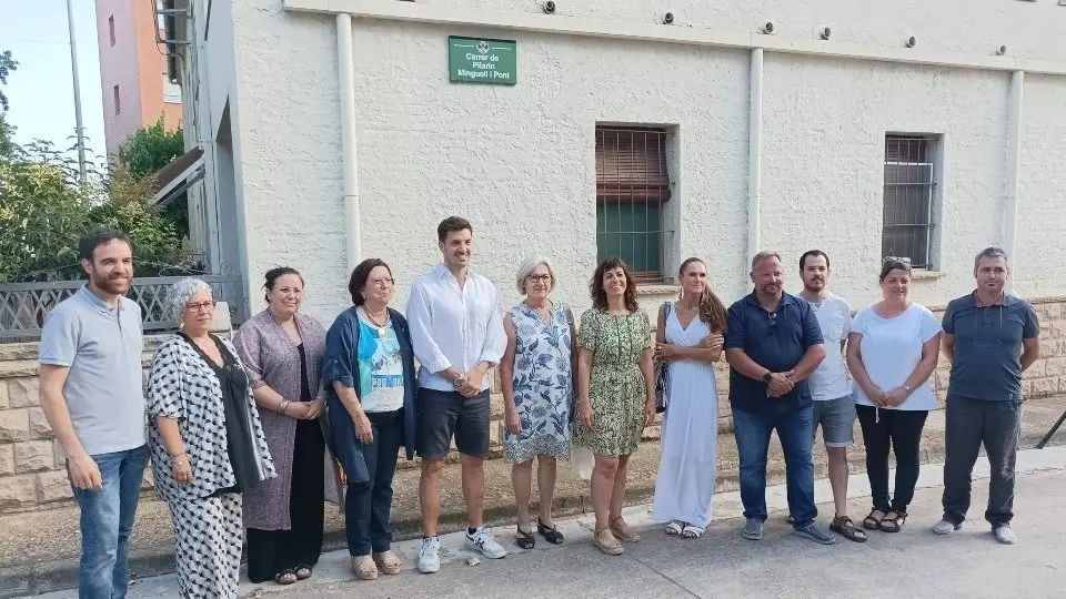 Representants de l'Ajuntament de Tàrrega amb familiars de Minguell. Fotografia: Ajuntament de Tàrrega.