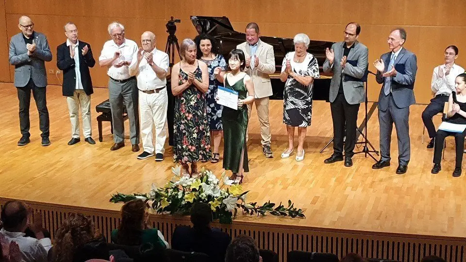 El moment del lliurament del premi Paquita Robert a la guanyadora en la categoria III, Philippa Zang ©AjLleida