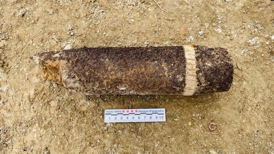 Projectil de la Guerra Civil trobat a l'excavació arqueològica al Castell Formós de Balaguer. Fotografia: Mossos d'Esquadra.