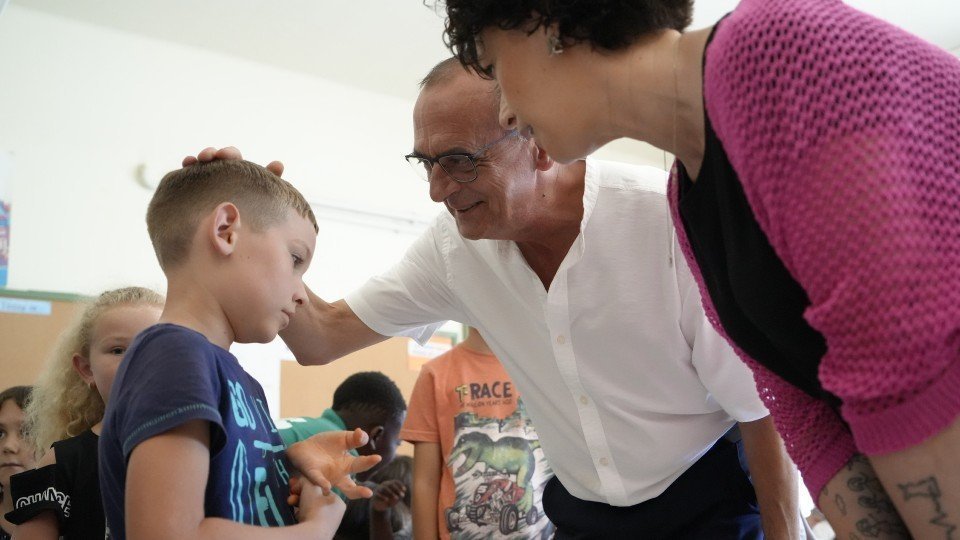 Pueyo saludant un dels nens participants en el casal ©Mario Gascón
