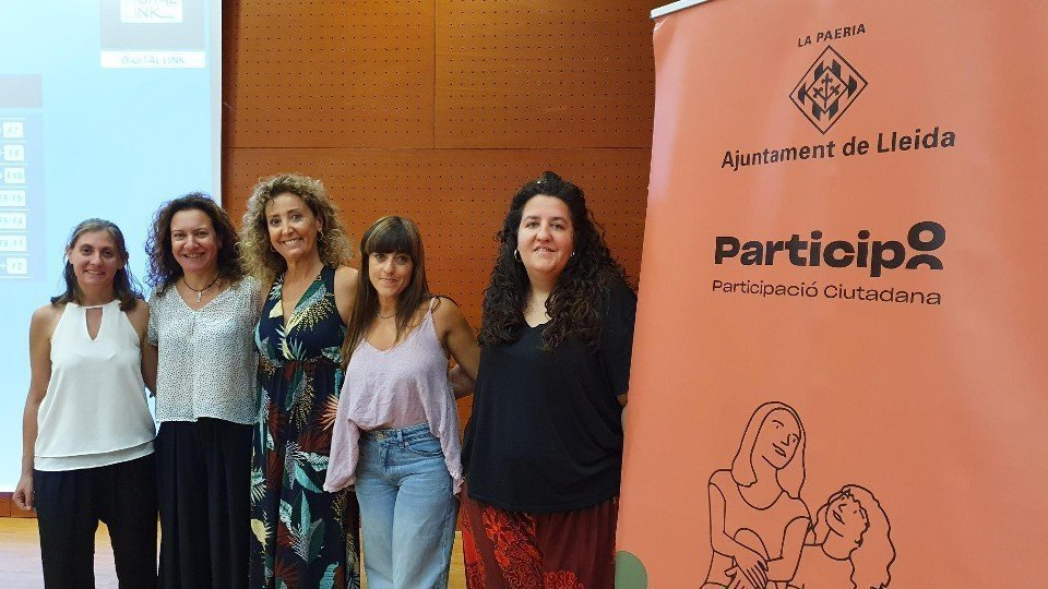 La regidora Marta Gispert i l'equip de tècniques de la Regidoria durant la presentació de la campanya "Participa. Fes un clic, fes ciutat" ©AjLleida