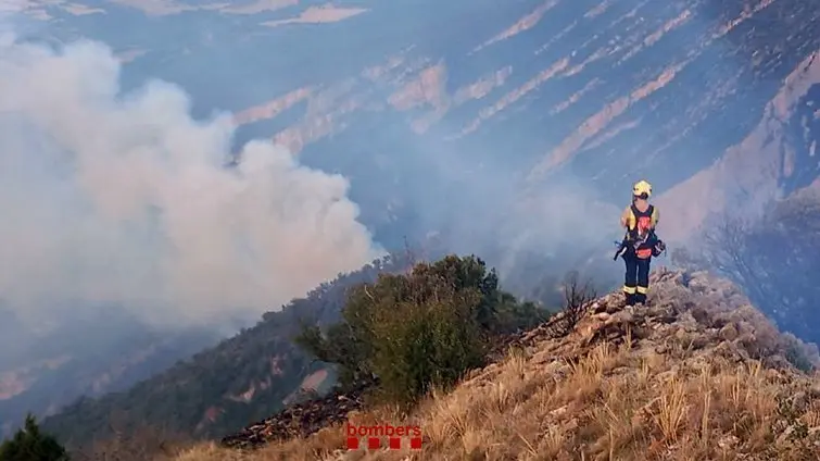 Els Bombers controlen l'incendi d'Àger ©Bombers