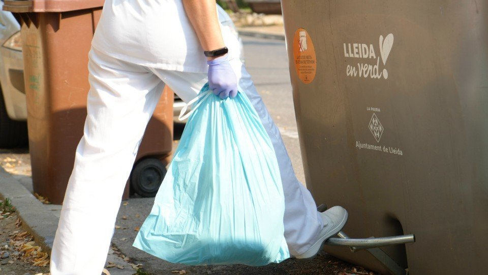 S'han col·locat uns 1.400 adhesius en els contenidors de la ciutat per conscienciar la ciutadania sobre la millora de l'espai públic ©Mario Gascón