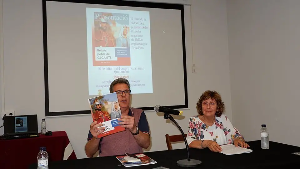 Joan Talarn i Rosa Pera presenten el llibre dels Gegants de Bellvís. ©JosepAPérez