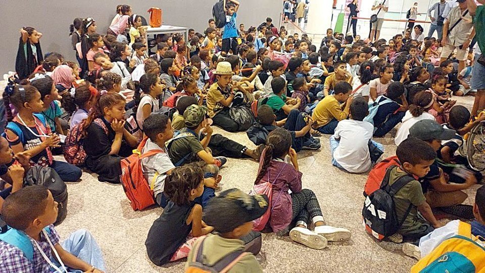 Arribada dels infants saharauís a l'Aeroport del Prat. Fotografia: Lleida pels refugiats.