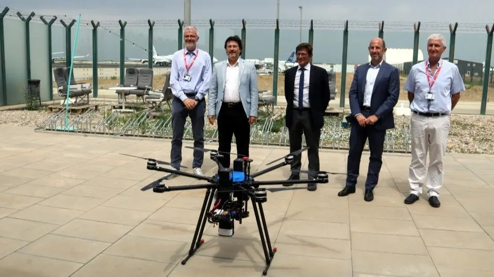 Els responsables d'Aeroports de Catalunya, Isidre Gavín i Jordi Candela, amb el director de l'Aeroport de Lleida-Alguaire, Antoni Serra i un representant d'Applus+, darrera d'un dron a les instal·lacions de l'aeroport lleidatà ©Salvador Miret