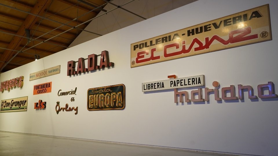 Rètols lleidatans que configuren l'exposició 'Invisible', del Centre d'Art la Panera. Fotografia: Cristina Mongay.