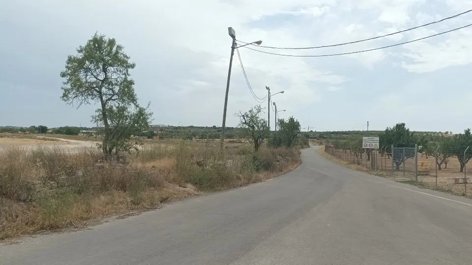 A l'esquerra, terreny que acollirà  la nova seu de l'Associació de Familiars de Malalts d'Alzheimer de Tàrrega i Comarca. Fotografia: Ajuntament de Tàrrega.