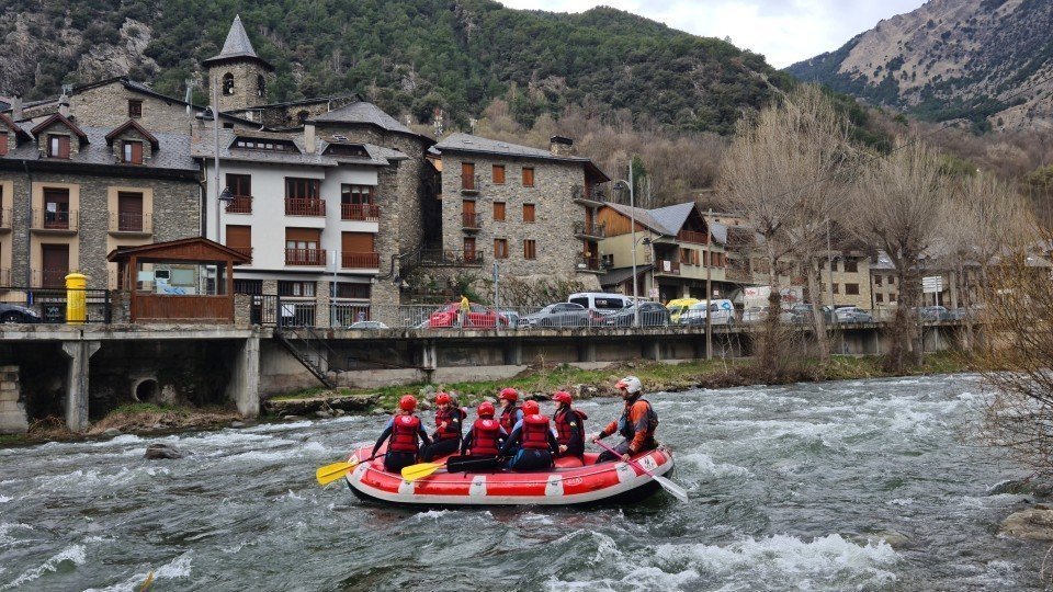 Una barca de ràfting baixant pel riu Noguera Pallaresa, a Llavorsí, al Pallars Sobirà ©Marta Lluvich