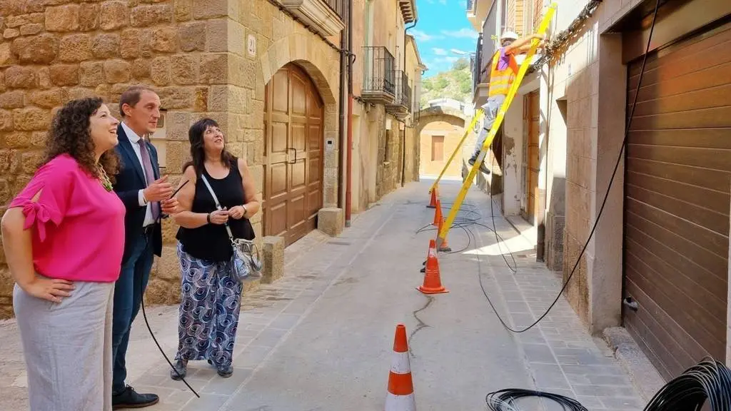 José Crespón, Ivana Arnanz i Gemma Martínez Sangrà a Sanaüja mentre Adamo instal·la la fibra òptica - Foto: cedida per Adamo