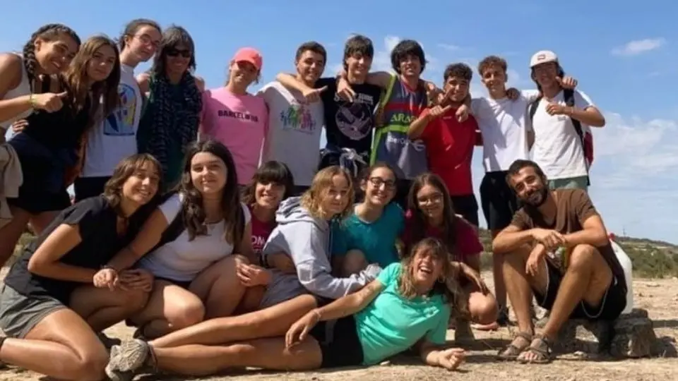 Joves participants al camp de treball del jaciment del Pla de les Tenalles. Fotografia: Ajuntament de Tàrrega.