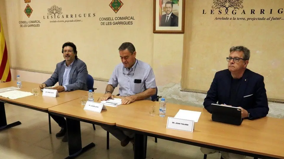 El secretari de Territori i Mobilitat, Isidre Gavín; el president de la Diputació de Lleida, Joan Talarn; i el president del Consell Comarcal de les Garrigues, Jaume Setó, durant la presentació de l'acord per millorar la connectivitat viària a les Garrigues Altes ©Salvador Miret