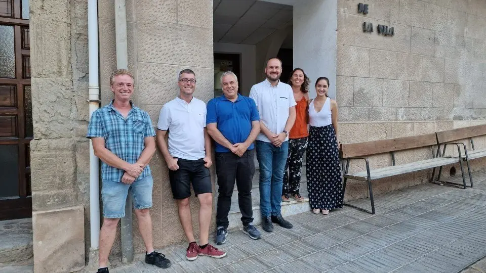 L'alcalde de Castellserà, Marcel Pujol, acompanyat d'altres representants davant de la Casa de la Vila ©AjCastellserà