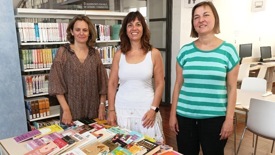 Donatiu d'un centenar de llibres a la Biblioteca Germanes Güell de Tàrrega sobre feminismes ©AjTàrrega