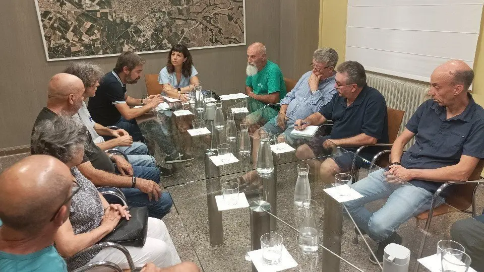 Reunió celebrada a la Casa Consistorial de Tàrrega per organitzar les batudes de caça de conills ©AjTàrrega