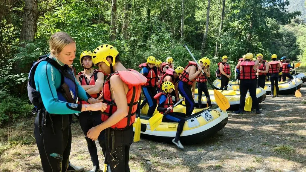 Diversos grups de persones rebent instruccions abans de fer una baixada de ràfting pel riu Noguera Pallaresa.

Data de publicació: dilluns 15 d’agost del 2022, 13:11

Localització: Sort

Autor: Marta Lluvich