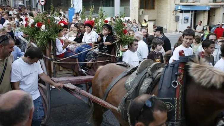 Cervera reparteix l'aigua miraculosa de Sant Magí ©Paeria (2)