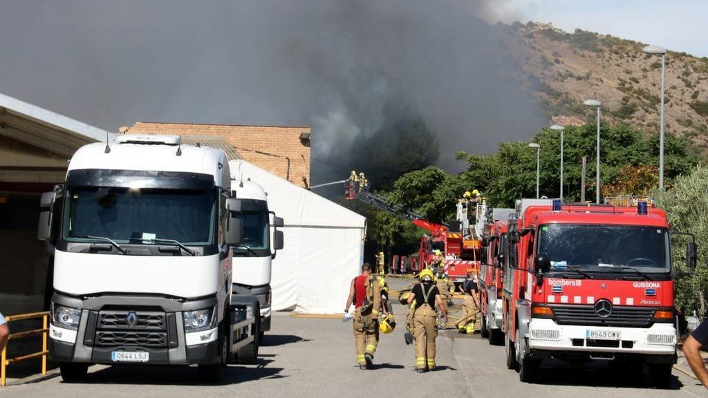 Els Bombers de la Generalitat treballant a l'incendi de l'empresa Mobles Ros d'Artesa de Segre

Data de publicació: dimarts 23 d’agost del 2022, 17:58

Localització: Artesa de Segre

Autor: Salvador Miret