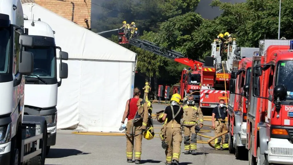 Els Bombers de la Generalitat treballant a l'incendi de l'empresa Mobles Ros d'Artesa de Segre

Data de publicació: dimarts 23 d’agost del 2022, 17:58

Localització: Artesa de Segre

Autor: Salvador Miret