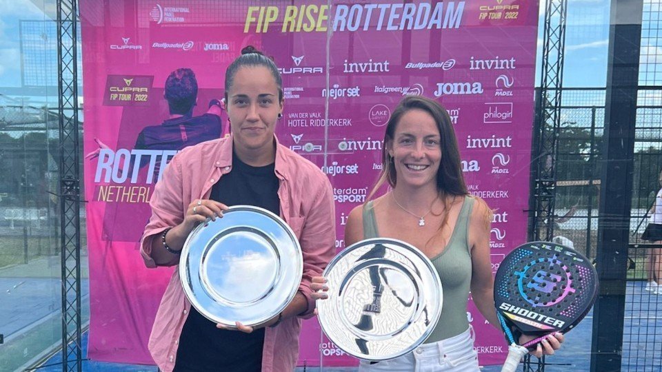 La campiona del Torneig Internacional de Pàdel de Rotterdam, Ares Llobera, juntament amb la seva parella de partit, Maite Cano ©Club de Tennis Lleida