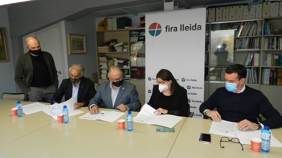 Firma del Premi Llibre Agrari 2022 entre membres de la Fira i col·legis professionals ©FiraLleida