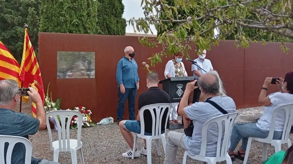 Acte de record de les víctimes de la Guerra Civil al cementiri de Cervera (2021). Fotografia: Paeria de Cervera.