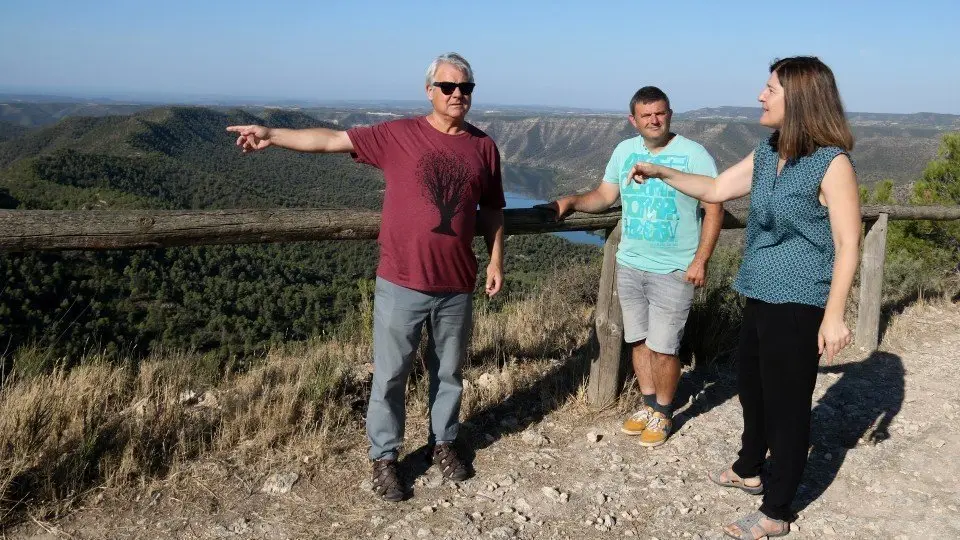 L'alcalde d'Almatret, Jordi Tarragó, juntament amb la gerent de Leader Ponent, Teresa Fuentes i el pagès i propietari forestal de Bovera, Marc Farré, observant des d'un mirador la zona forestal del municipi d'Almatret que limita amb l'Ebre ©Salvador Miret