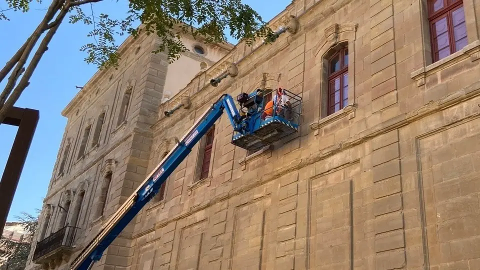 Intervenció sobre les façanes de la Universitat de Cervera. Fotografia: Paeria de Cervera.