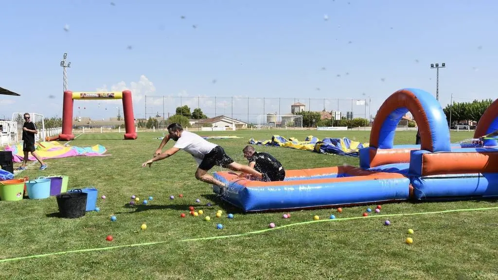 El parc aquàtic instal·lat al camp de futbol municipal per la Festa Major - Foto: Xavier Soberà