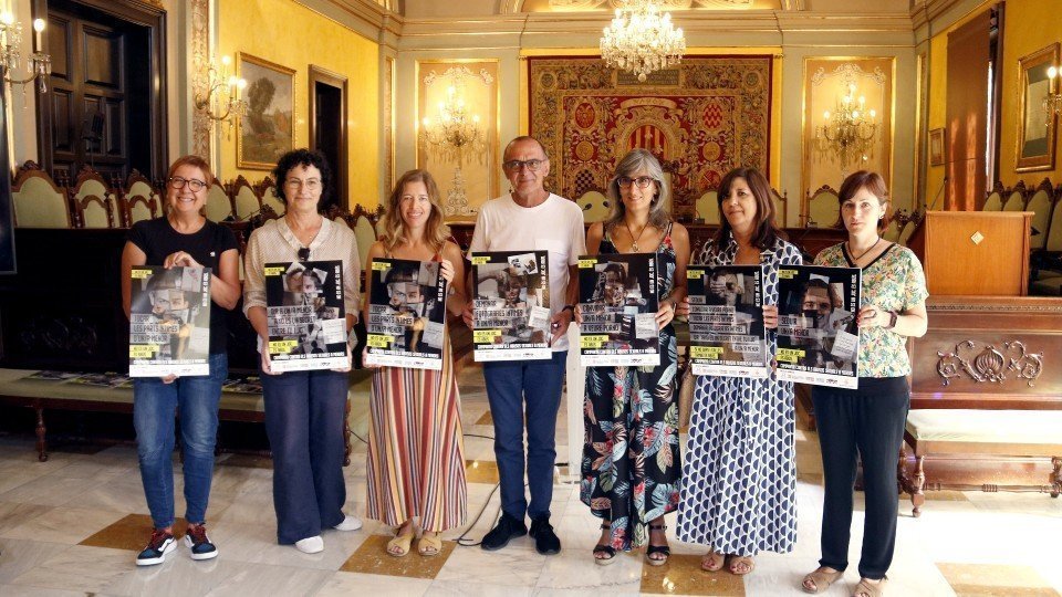 Acte de presentació de la campanya contra els abusos sexuals a menors, a la Paeria, amb algunes de les persones que l'han fet possible ©Laura Cortés