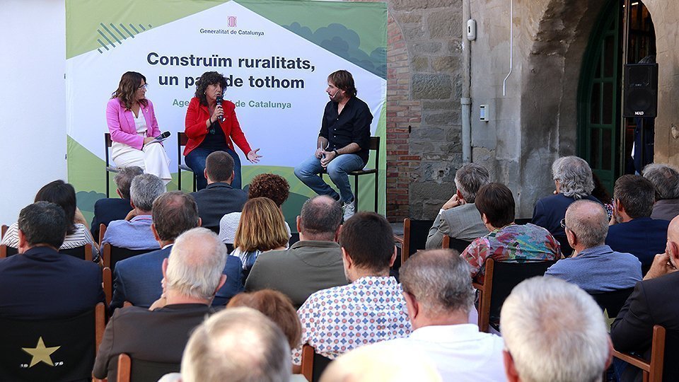 Laura Vilagrà, i Teresa Jordá amb el conductor de l'acte Quim Masferrer ©AccióClimàtica