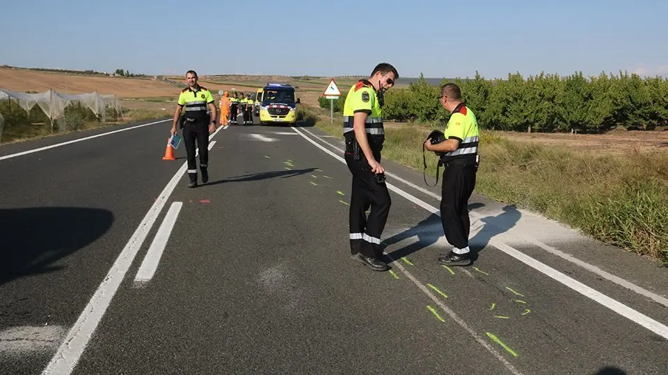 Moren tres motoristes en un xoc frontal entre dues motos i un cotxe a Alfés ©SalvadorMiret