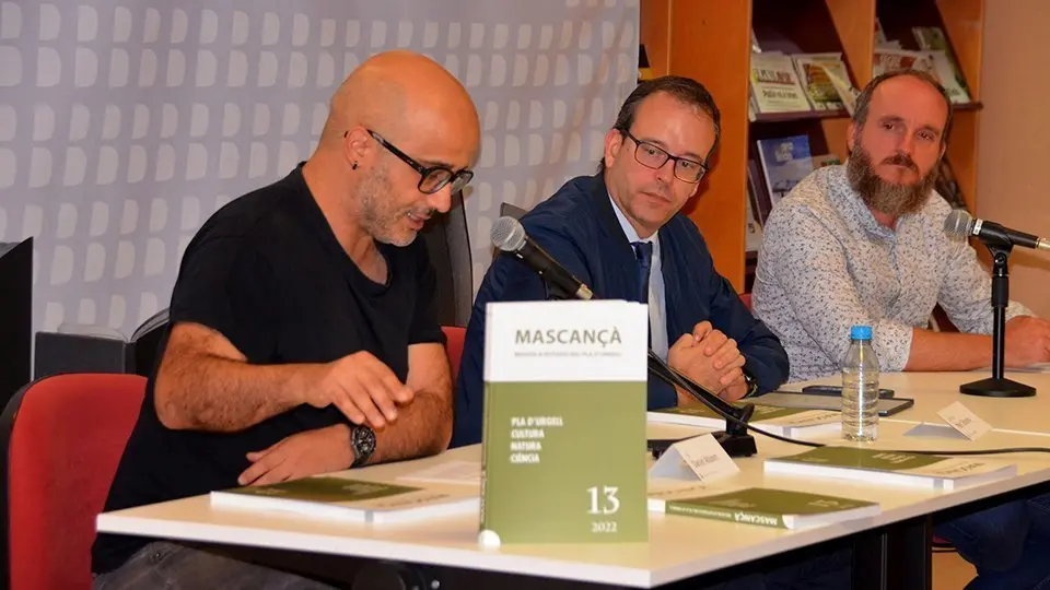 L'editor de la revista Mascançà Daniel Altisent presenta el número 13 ©Mascançà