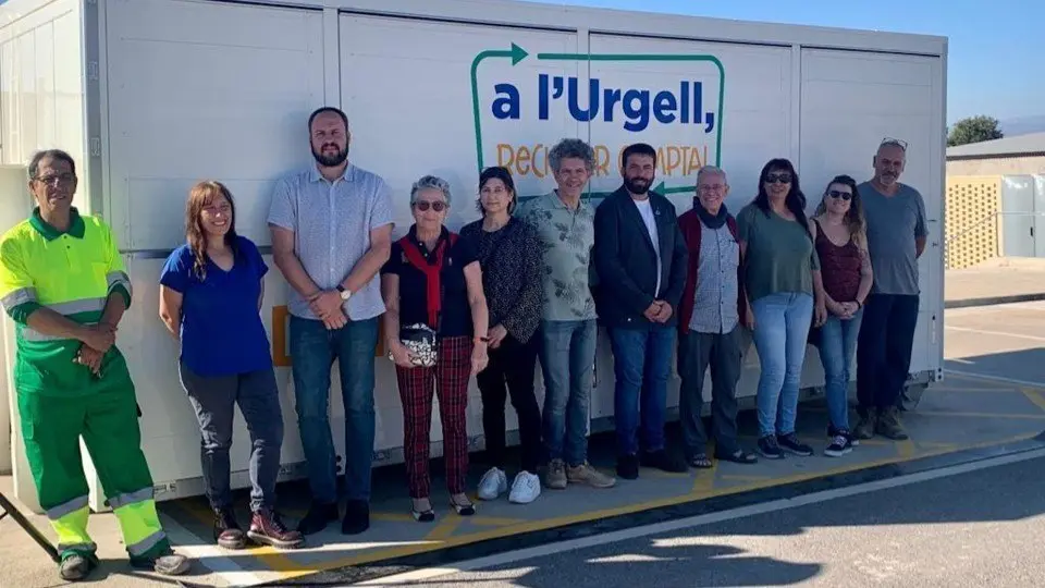 El president del Consell de l'Urgell, Gerard Balcells, amb el director de l'Agència de Residus de Catalunya, Isaac Peraire, i altres representants comarcals, davant de la deixalleria mòbil instal·lada a Vilagrassa ©CCUrgell