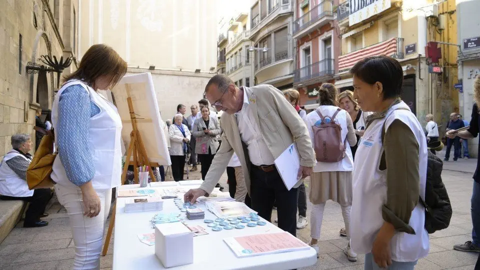 Activitats a la plaça de la Paeria per conscienciar sobre la soledat en la gent gran ©Mario Gascón