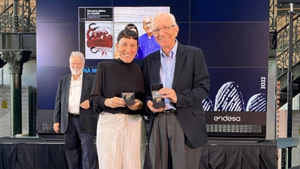 Mariona i Manel Lladonosa rebent el Premi Serra d'Or. Fotografia: Òscar Bardají.