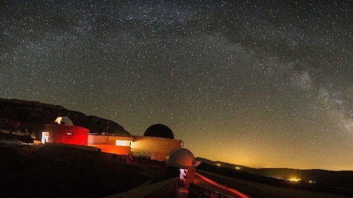 El Parc Astronòmic Montsec sota un cel presidit per la Via Làctia ©FGC