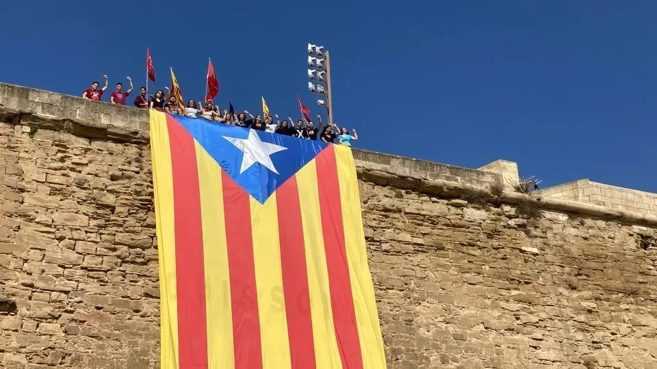 Estelada gegant desplegada el dia 12 d'octubre de 2023 a Lleida. Fotografia: Jovent Republicà.