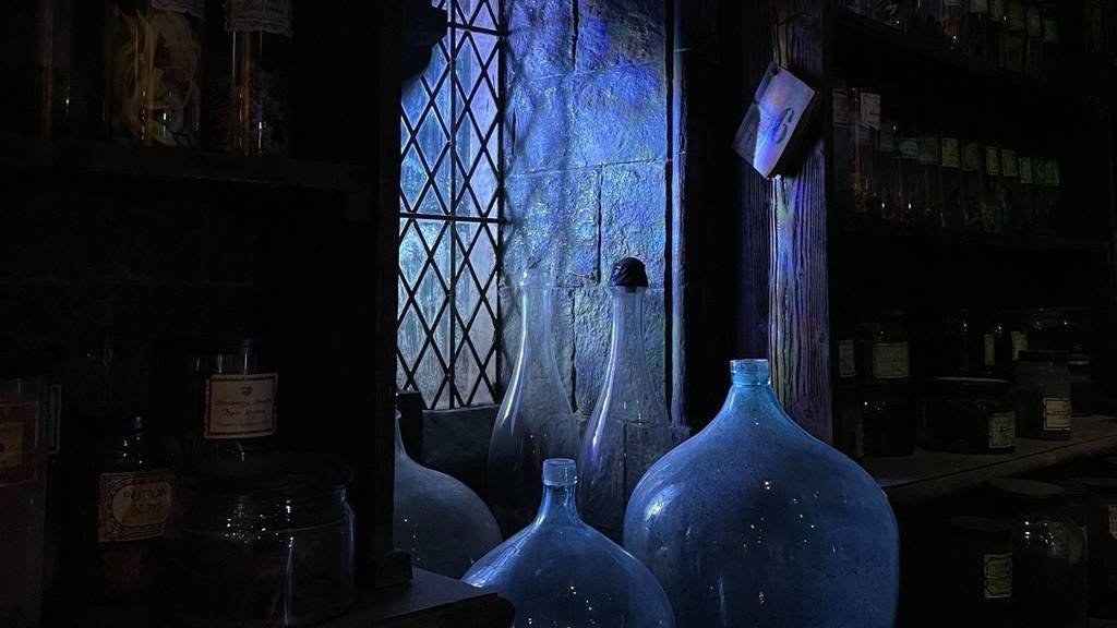 bruixa bruixes halloween poció pirineu casa encantada finestra - foto: gabriel kraus