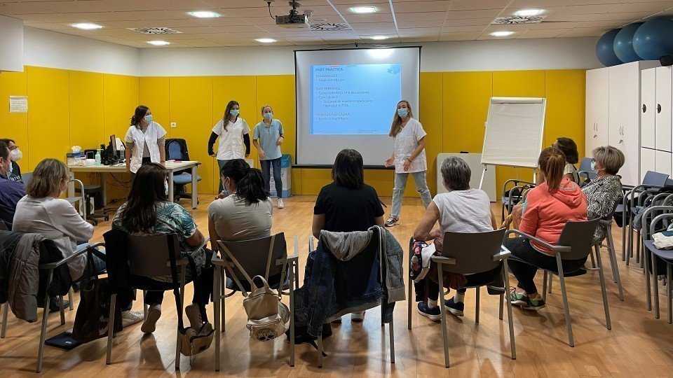 Un dels tallers adreçats a pacients amb covid persistent, al CAP Primer de Maig de Lleida ©ICS