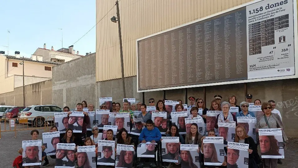 El mural de gran format instal·lat a Tàrrega per homenatjar les víctimes de violència de gènere ©AjTàrrega