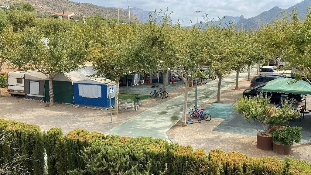 Visita d'un dels carrers del Càmping la Noguera, situat al nucli de Sant Llorenç de Montgai ©Albert Lijarcio