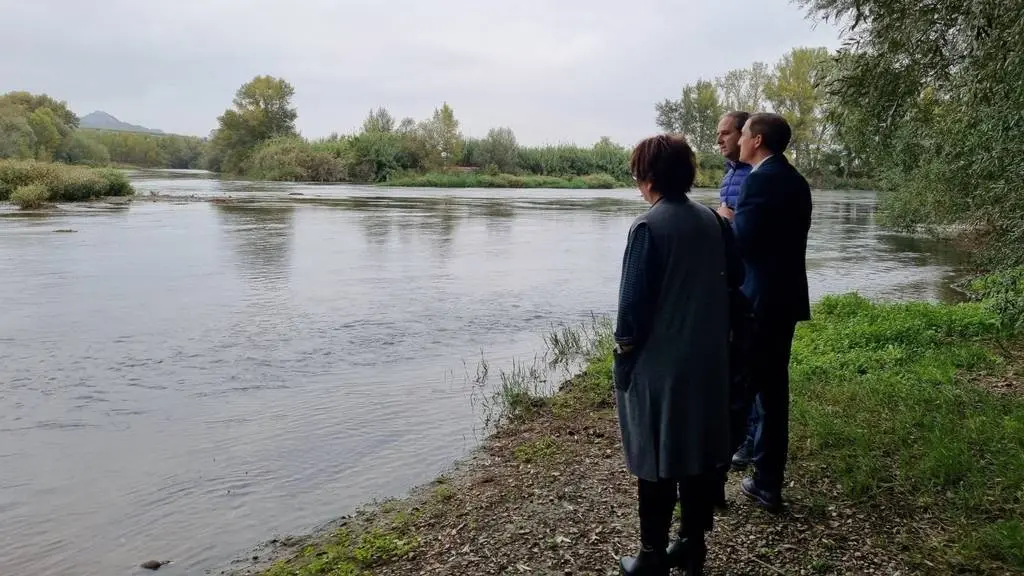 El subdelegat del govern espanyol a Lleida, José Crespín, amb l'alcalde de la Granja d'Escarp, Manel Solé, i l'alcaldessa de Massalcoreig, Montserrat Jové, a la zona de l'aiguabarreig Segre-Cinca.

Data de publicació: dimecres 26 d’octubre del 2022, 15:49

Localització: La Granja d'Escarp

Autor: Cedida per la Subdelegació del govern espanyol a Lleida