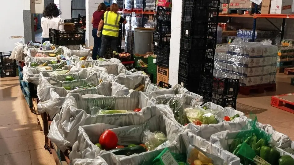 Preparació de lots aquesta setmana al Magatzem d'Aliments Solidaris de Tàrrega. Fotografia: Ajuntament de Tàrrega.