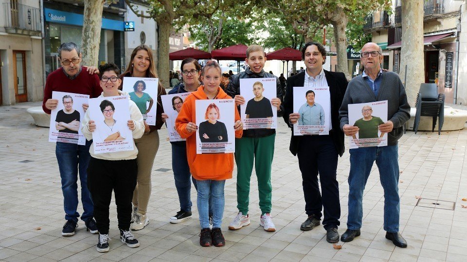 Participants de la campanya durant la presentació a la Plaça Major de Mollerussa ©ACUDAM