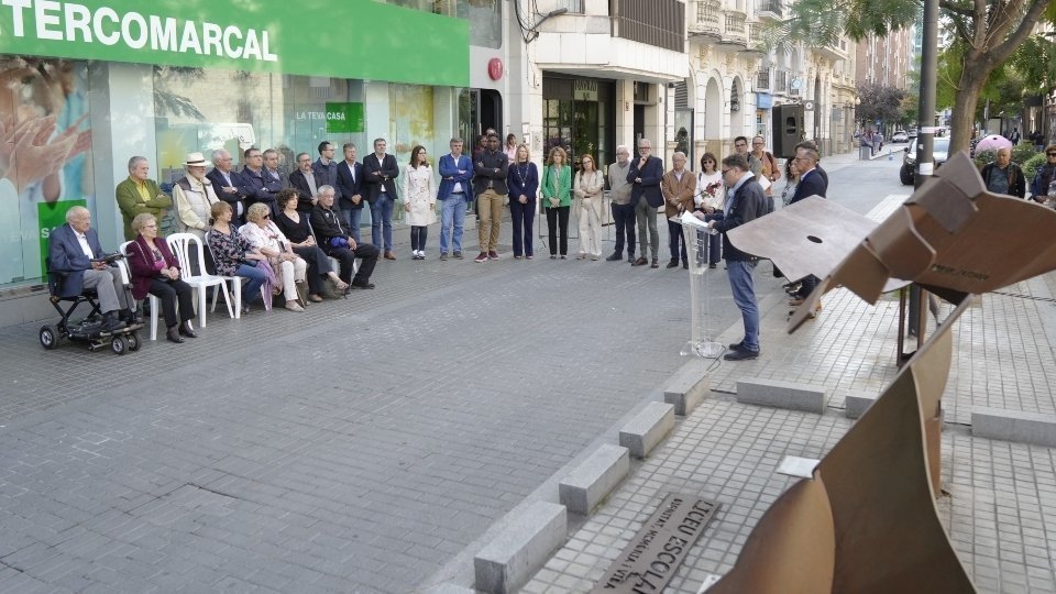 L'acte commemoratiu davant l'escultura 'Memòria, Dignitat i Vida'. Fotografia: Mario Gascón.