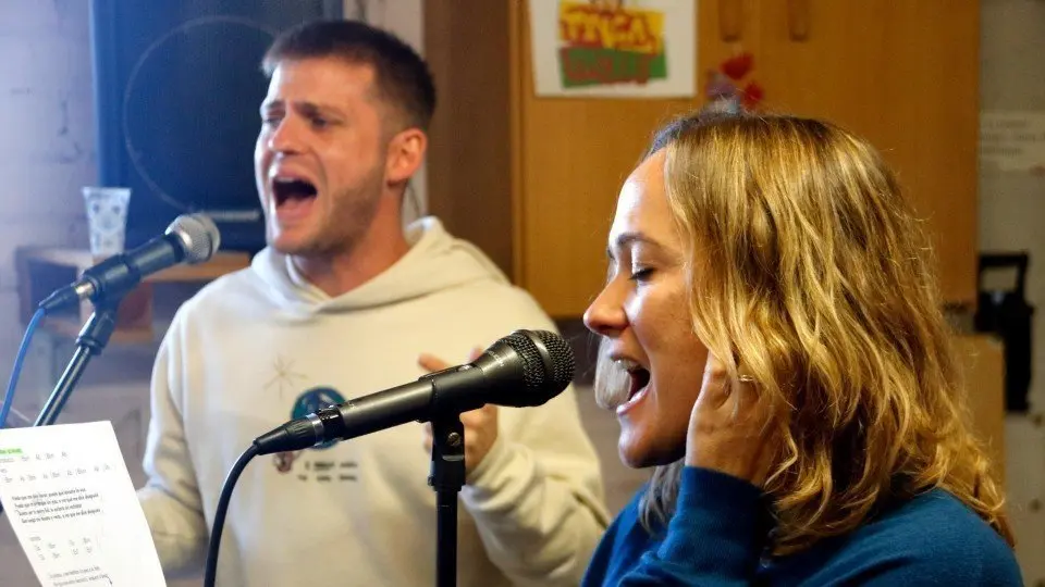 La cantant d'I-nuits i el cantant de Fauna, dues bandes de música del Pla d'Urgell, assajant per La Causa ©Oriol Bosch